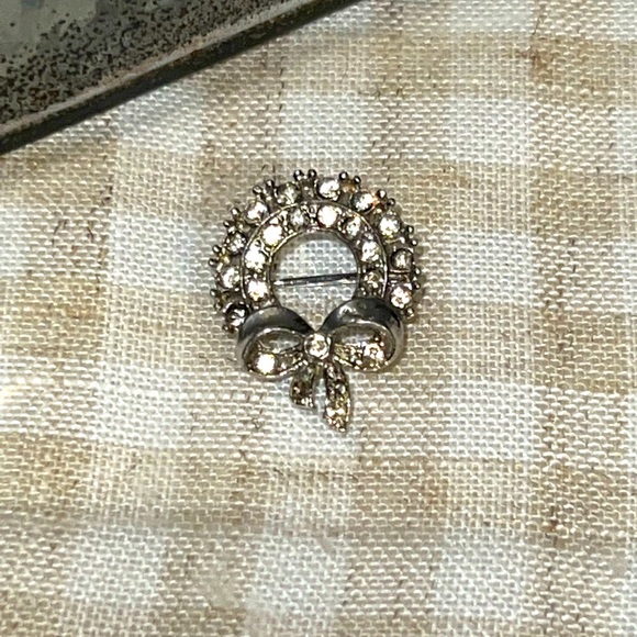 Beautiful CZ Silver Tone Wreath with Bow Brooch - Picture 4 of 8